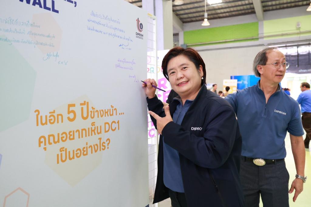 “ปลัดณัฐพล” แอ่วเหนือ ชื่นชม “อธิบดีณัฏฐิญา” เปิดบ้าน “ดีพร้อม” โชว์ศักยภาพ “DIPROM Center 1 Open House 2025” ยกระดับผู้ประกอบการพื้นที่ภาคเหนือตอนบน ใช้กลไก 4 ให้ สร้างมูลค่าเศรษฐกิจพื้นที่กว่า 700 ล้านบาท