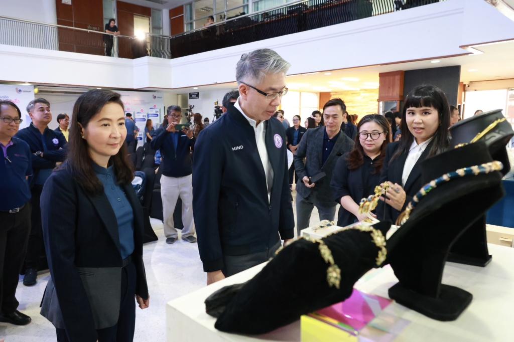 “ปลัดณัฐพล” สั่งการ “อธิบดีณัฏฐิญา“ ลงพื้นที่เมืองล้านนา เปิดตัวศูนย์ออกแบบ Thai-IDC ขยายบริการออกแบบและพัฒนาผลิตภัณฑ์สู่ภูมิภาค เดินหน้าปั้นนักออกแบบมือโปร พร้อมให้บริการครบวงจร