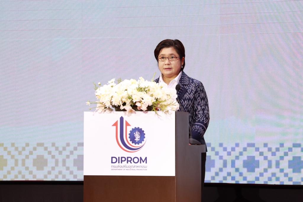 “ดีพร้อม” อัปสกิลบุคลากรหัตถกรรมสิ่งทอไทย ปั้นดีไซเนอร์รุ่นใหม่ โชว์ผลสำเร็จชุมชนต้นแบบ 12 คอลเลกชั่นจาก 4 ภูมิภาค สร้างอัตลักษณ์สิ่งทอชุมชนร่วมสมัยให้โตไกลสู่สากล ตามนโยบาย “อธิบดีณัฏฐิญา”