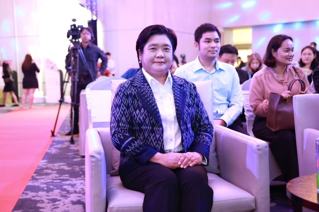 “ดีพร้อม” อัปสกิลบุคลากรหัตถกรรมสิ่งทอไทย ปั้นดีไซเนอร์รุ่นใหม่ โชว์ผลสำเร็จชุมชนต้นแบบ 12 คอลเลกชั่นจาก 4 ภูมิภาค สร้างอัตลักษณ์สิ่งทอชุมชนร่วมสมัยให้โตไกลสู่สากล ตามนโยบาย “อธิบดีณัฏฐิญา”
