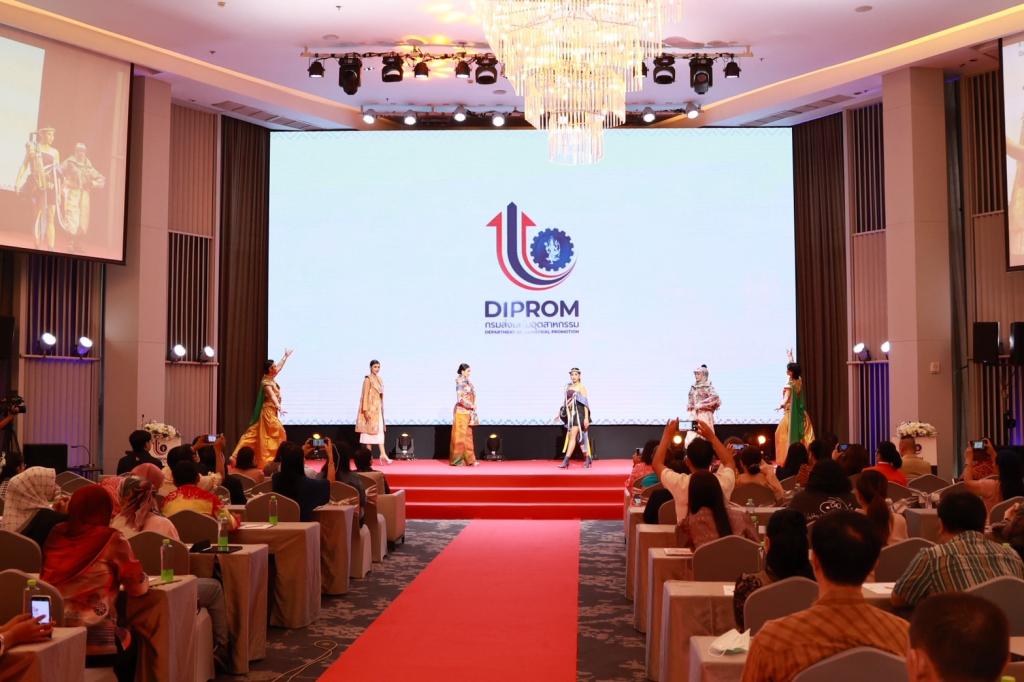 “ดีพร้อม” อัปสกิลบุคลากรหัตถกรรมสิ่งทอไทย ปั้นดีไซเนอร์รุ่นใหม่ โชว์ผลสำเร็จชุมชนต้นแบบ 12 คอลเลกชั่นจาก 4 ภูมิภาค สร้างอัตลักษณ์สิ่งทอชุมชนร่วมสมัยให้โตไกลสู่สากล ตามนโยบาย “อธิบดีณัฏฐิญา”