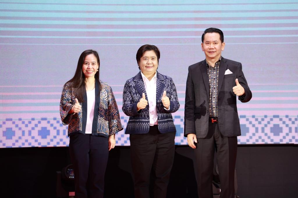 “ดีพร้อม” อัปสกิลบุคลากรหัตถกรรมสิ่งทอไทย ปั้นดีไซเนอร์รุ่นใหม่ โชว์ผลสำเร็จชุมชนต้นแบบ 12 คอลเลกชั่นจาก 4 ภูมิภาค สร้างอัตลักษณ์สิ่งทอชุมชนร่วมสมัยให้โตไกลสู่สากล ตามนโยบาย “อธิบดีณัฏฐิญา”