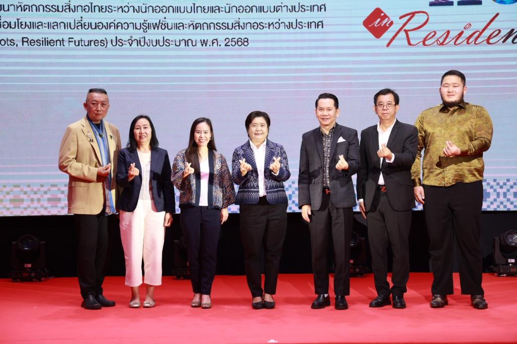 “ดีพร้อม” อัปสกิลบุคลากรหัตถกรรมสิ่งทอไทย ปั้นดีไซเนอร์รุ่นใหม่ โชว์ผลสำเร็จชุมชนต้นแบบ 12 คอลเลกชั่นจาก 4 ภูมิภาค สร้างอัตลักษณ์สิ่งทอชุมชนร่วมสมัยให้โตไกลสู่สากล ตามนโยบาย “อธิบดีณัฏฐิญา”