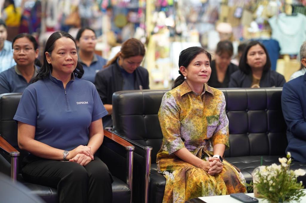 "ดีพร้อม" เปิด “ออนซอนอีสาน” ข้ามภาคบุกศรีราชา ยก 50 ผู้ประกอบการ ทดสอบตลาด หนุนเอสเอ็มอี–วิสาหกิจชุมชนสู่ตลาดสมัยใหม่