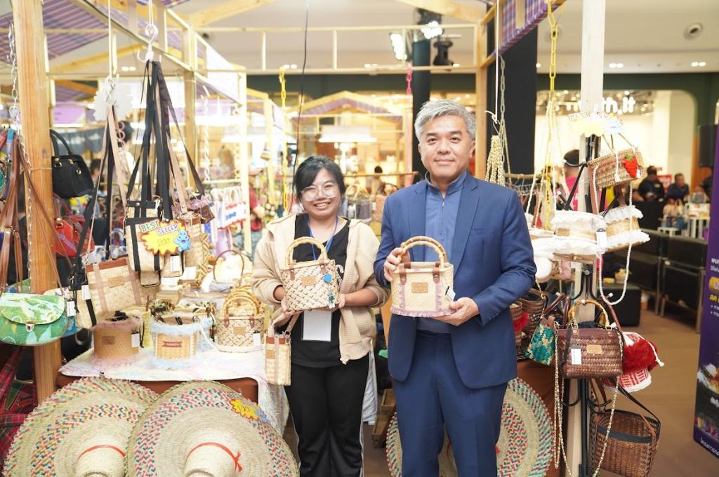 "ดีพร้อม" เปิด “ออนซอนอีสาน” ข้ามภาคบุกศรีราชา ยก 50 ผู้ประกอบการ ทดสอบตลาด หนุนเอสเอ็มอี–วิสาหกิจชุมชนสู่ตลาดสมัยใหม่