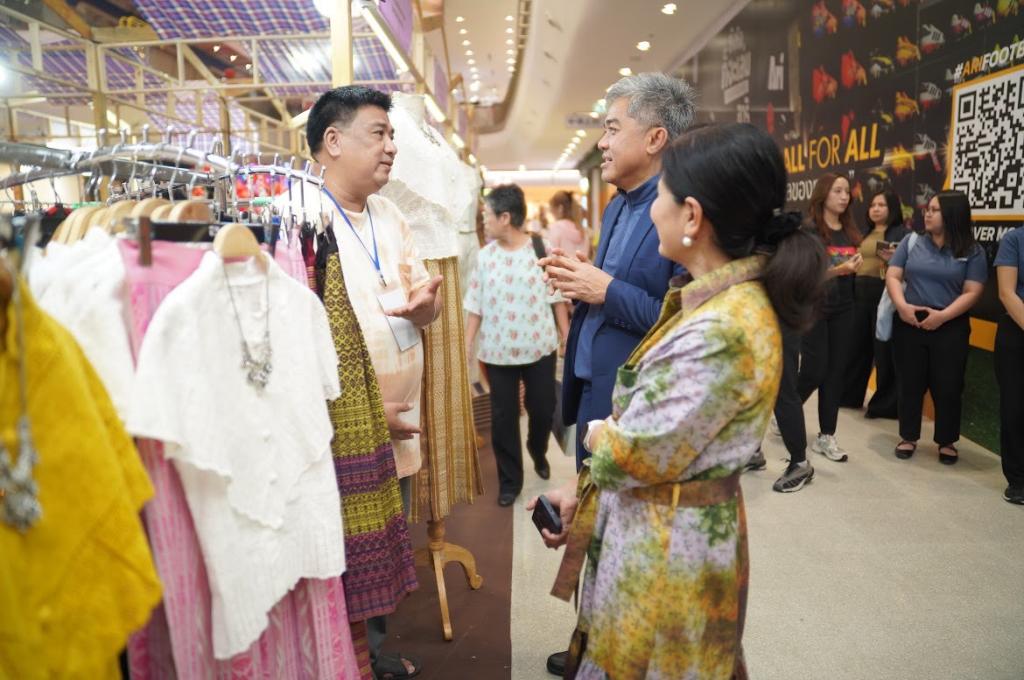 "ดีพร้อม" เปิด “ออนซอนอีสาน” ข้ามภาคบุกศรีราชา ยก 50 ผู้ประกอบการ ทดสอบตลาด หนุนเอสเอ็มอี–วิสาหกิจชุมชนสู่ตลาดสมัยใหม่
