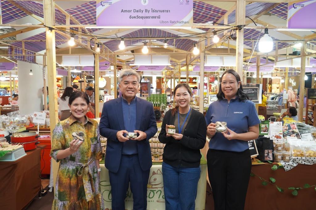 "ดีพร้อม" เปิด “ออนซอนอีสาน” ข้ามภาคบุกศรีราชา ยก 50 ผู้ประกอบการ ทดสอบตลาด หนุนเอสเอ็มอี–วิสาหกิจชุมชนสู่ตลาดสมัยใหม่