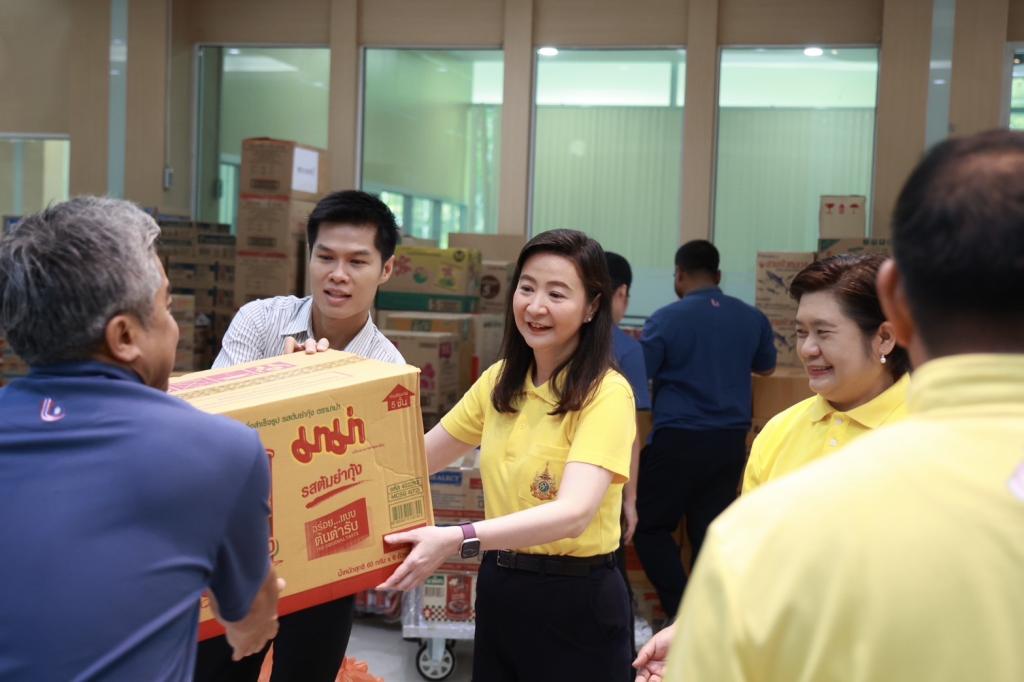 “ปลัดณัฐพล” มอบ “อธิบดีณัฏฐิญา” นำทัพ เจ้าหน้าที่ดีพร้อม เร่งลำเลียงสิ่งของจำเป็น พร้อมถุงยังชีพ ส่งกำลังใจให้ประชาชนคนไทยในพื้นที่อุทกภัยภาคกลาง เน้นย้ำ MIND as 1 ช่วย อก. ในทุกภารกิจในการช่วยเหลือประชาชนและภาคอุตสาหกรรมอย่างดีพร้อม