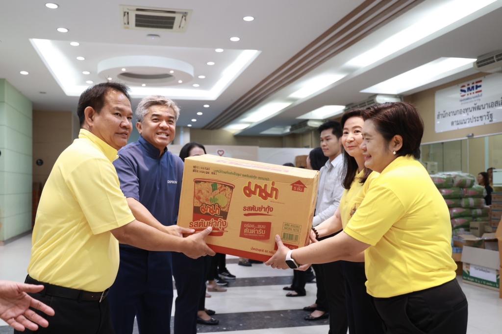 “ปลัดณัฐพล” มอบ “อธิบดีณัฏฐิญา” นำทัพ เจ้าหน้าที่ดีพร้อม เร่งลำเลียงสิ่งของจำเป็น พร้อมถุงยังชีพ ส่งกำลังใจให้ประชาชนคนไทยในพื้นที่อุทกภัยภาคกลาง เน้นย้ำ MIND as 1 ช่วย อก. ในทุกภารกิจในการช่วยเหลือประชาชนและภาคอุตสาหกรรมอย่างดีพร้อม
