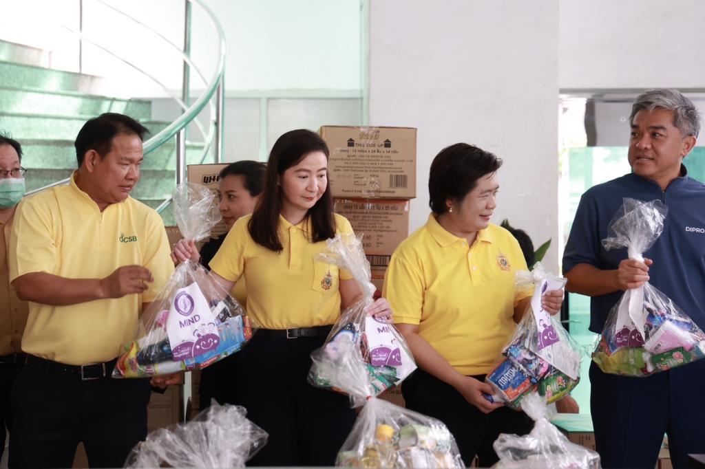 “ปลัดณัฐพล” มอบ “อธิบดีณัฏฐิญา” นำทัพ เจ้าหน้าที่ดีพร้อม เร่งลำเลียงสิ่งของจำเป็น พร้อมถุงยังชีพ ส่งกำลังใจให้ประชาชนคนไทยในพื้นที่อุทกภัยภาคกลาง เน้นย้ำ MIND as 1 ช่วย อก. ในทุกภารกิจในการช่วยเหลือประชาชนและภาคอุตสาหกรรมอย่างดีพร้อม