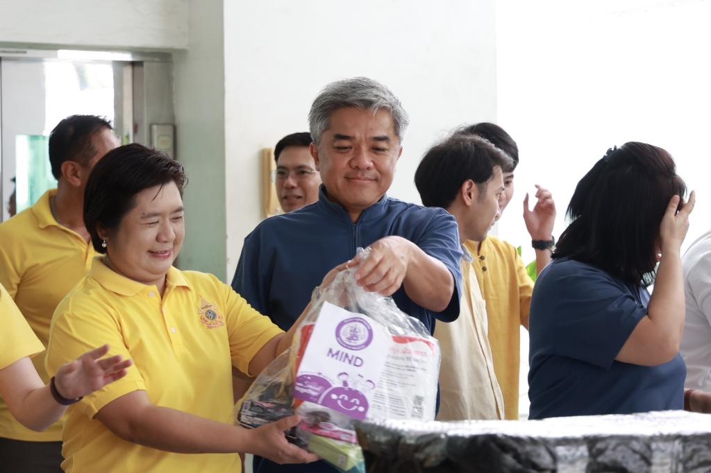 “ปลัดณัฐพล” มอบ “อธิบดีณัฏฐิญา” นำทัพ เจ้าหน้าที่ดีพร้อม เร่งลำเลียงสิ่งของจำเป็น พร้อมถุงยังชีพ ส่งกำลังใจให้ประชาชนคนไทยในพื้นที่อุทกภัยภาคกลาง เน้นย้ำ MIND as 1 ช่วย อก. ในทุกภารกิจในการช่วยเหลือประชาชนและภาคอุตสาหกรรมอย่างดีพร้อม