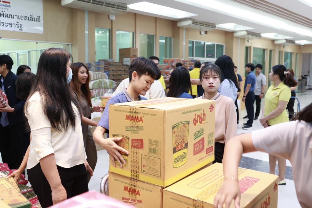 “ปลัดณัฐพล” มอบ “อธิบดีณัฏฐิญา” นำทัพ เจ้าหน้าที่ดีพร้อม เร่งลำเลียงสิ่งของจำเป็น พร้อมถุงยังชีพ ส่งกำลังใจให้ประชาชนคนไทยในพื้นที่อุทกภัยภาคกลาง เน้นย้ำ MIND as 1 ช่วย อก. ในทุกภารกิจในการช่วยเหลือประชาชนและภาคอุตสาหกรรมอย่างดีพร้อม