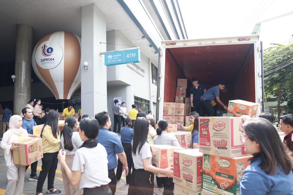 “ปลัดณัฐพล” มอบ “อธิบดีณัฏฐิญา” นำทัพ เจ้าหน้าที่ดีพร้อม เร่งลำเลียงสิ่งของจำเป็น พร้อมถุงยังชีพ ส่งกำลังใจให้ประชาชนคนไทยในพื้นที่อุทกภัยภาคกลาง เน้นย้ำ MIND as 1 ช่วย อก. ในทุกภารกิจในการช่วยเหลือประชาชนและภาคอุตสาหกรรมอย่างดีพร้อม