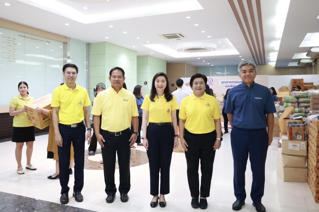 “ปลัดณัฐพล” มอบ “อธิบดีณัฏฐิญา” นำทัพ เจ้าหน้าที่ดีพร้อม เร่งลำเลียงสิ่งของจำเป็น พร้อมถุงยังชีพ ส่งกำลังใจให้ประชาชนคนไทยในพื้นที่อุทกภัยภาคกลาง เน้นย้ำ MIND as 1 ช่วย อก. ในทุกภารกิจในการช่วยเหลือประชาชนและภาคอุตสาหกรรมอย่างดีพร้อม