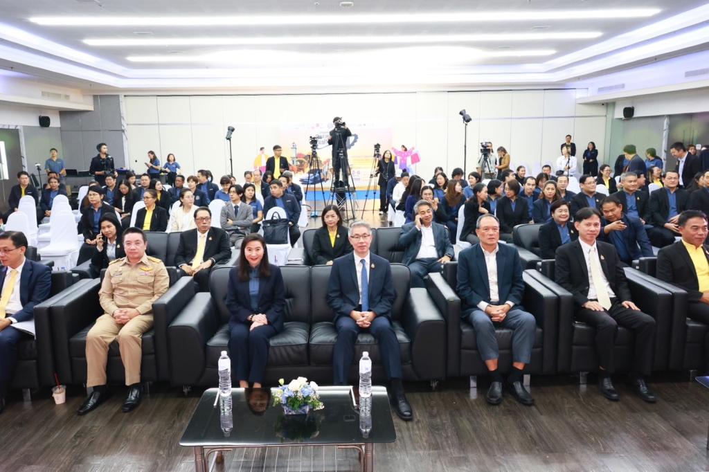 กระทรวงอุตสาหกรรม หนุน “ดีพร้อม” ลุยผนึกกำลังภาคเอกชน จัดบิ๊กอีเวนท์ อุตสาหกรรมแฟร์ 2025 “ช้อปเพลิน เดินฟิน เช็กอินลำปาง” พร้อมเปิดพื้นที่ DIPROM MICE CENTER เมืองรถม้า ยกทัพสินค้าคุณภาพราคาประหยัด หวังบูมเศรษฐกิจปลายปีกว่า 200 ล้านบาท
