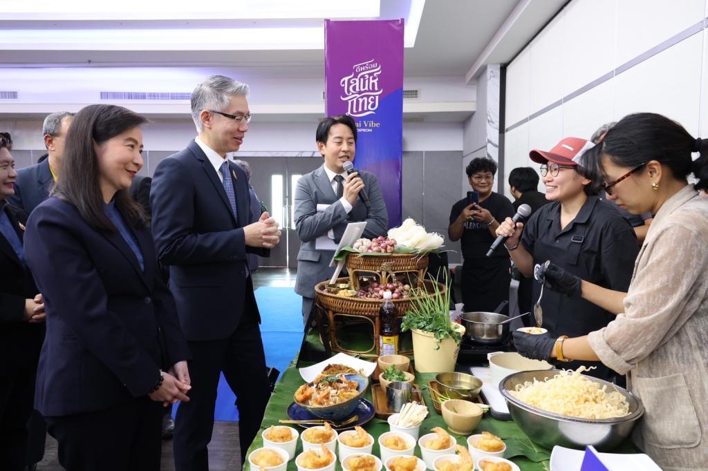 “ปลัดณัฐพล” มอบ “อธิบดีณัฏฐิญา” เป็นแม่งาน ลุยจัดบิ๊กอีเว้นท์ “มหกรรมดีพร้อมเสน่ห์ไทย : Thai Vibe by DIPROM“ โชว์สินค้าอัตลักษณ์พื้นถิ่นกว่า 400 ร้านค้า เดินหน้าดันแบรนด์ไทยสู่ศูนย์กลางอาหารและแฟชั่นระดับโลก คาดบูมเศรษฐกิจปลายปี กว่า 250 ล้านบาท