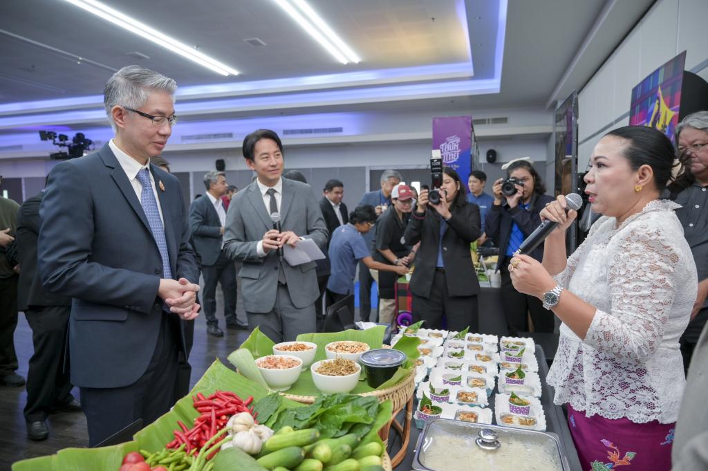 “ปลัดณัฐพล” มอบ “อธิบดีณัฏฐิญา” เป็นแม่งาน ลุยจัดบิ๊กอีเว้นท์ “มหกรรมดีพร้อมเสน่ห์ไทย : Thai Vibe by DIPROM“ โชว์สินค้าอัตลักษณ์พื้นถิ่นกว่า 400 ร้านค้า เดินหน้าดันแบรนด์ไทยสู่ศูนย์กลางอาหารและแฟชั่นระดับโลก คาดบูมเศรษฐกิจปลายปี กว่า 250 ล้านบาท