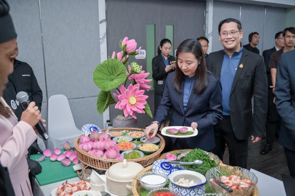“ปลัดณัฐพล” มอบ “อธิบดีณัฏฐิญา” เป็นแม่งาน ลุยจัดบิ๊กอีเว้นท์ “มหกรรมดีพร้อมเสน่ห์ไทย : Thai Vibe by DIPROM“ โชว์สินค้าอัตลักษณ์พื้นถิ่นกว่า 400 ร้านค้า เดินหน้าดันแบรนด์ไทยสู่ศูนย์กลางอาหารและแฟชั่นระดับโลก คาดบูมเศรษฐกิจปลายปี กว่า 250 ล้านบาท