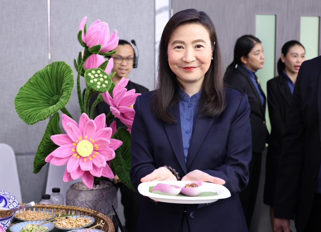 “ปลัดณัฐพล” มอบ “อธิบดีณัฏฐิญา” เป็นแม่งาน ลุยจัดบิ๊กอีเว้นท์ “มหกรรมดีพร้อมเสน่ห์ไทย : Thai Vibe by DIPROM“ โชว์สินค้าอัตลักษณ์พื้นถิ่นกว่า 400 ร้านค้า เดินหน้าดันแบรนด์ไทยสู่ศูนย์กลางอาหารและแฟชั่นระดับโลก คาดบูมเศรษฐกิจปลายปี กว่า 250 ล้านบาท