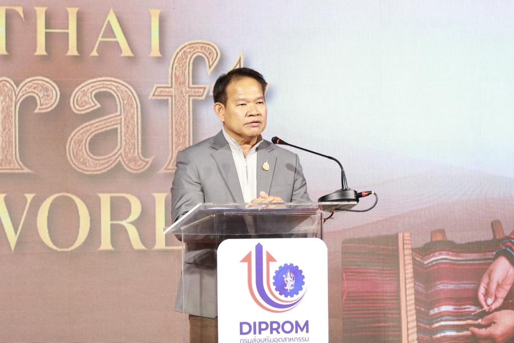 “ดีพร้อม” โชว์ผลงานอัปสกิลบุคลากรหัตถอุตสาหกรรมไทยกว่า 100 ราย พร้อมเชื่อมโยงตลาดสากลให้โตไกล หนุนไทยสู่ศูนย์กลางงานคราฟต์สู่เวทีโลก