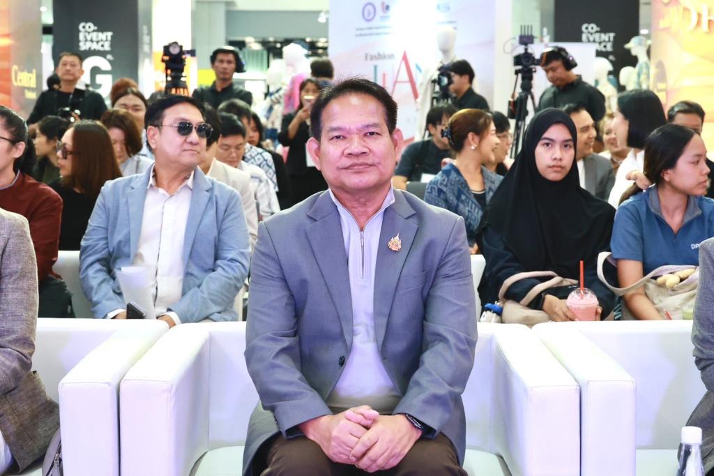 “ดีพร้อม” โชว์ผลงานอัปสกิลบุคลากรหัตถอุตสาหกรรมไทยกว่า 100 ราย พร้อมเชื่อมโยงตลาดสากลให้โตไกล หนุนไทยสู่ศูนย์กลางงานคราฟต์สู่เวทีโลก