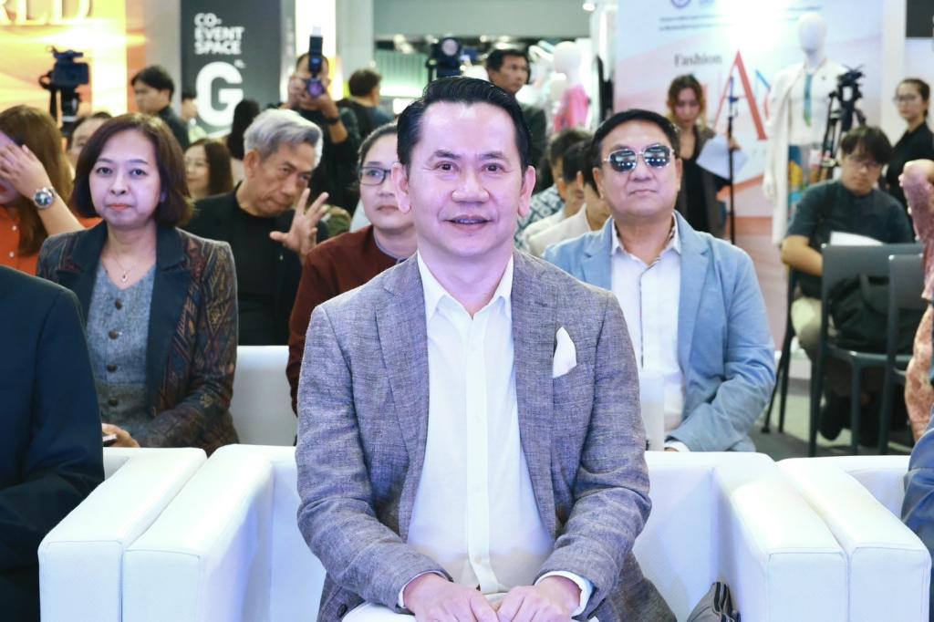 “ดีพร้อม” โชว์ผลงานอัปสกิลบุคลากรหัตถอุตสาหกรรมไทยกว่า 100 ราย พร้อมเชื่อมโยงตลาดสากลให้โตไกล หนุนไทยสู่ศูนย์กลางงานคราฟต์สู่เวทีโลก