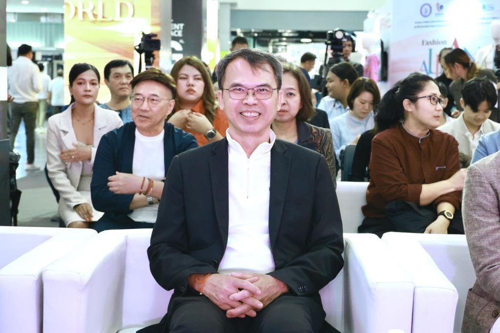 “ดีพร้อม” โชว์ผลงานอัปสกิลบุคลากรหัตถอุตสาหกรรมไทยกว่า 100 ราย พร้อมเชื่อมโยงตลาดสากลให้โตไกล หนุนไทยสู่ศูนย์กลางงานคราฟต์สู่เวทีโลก