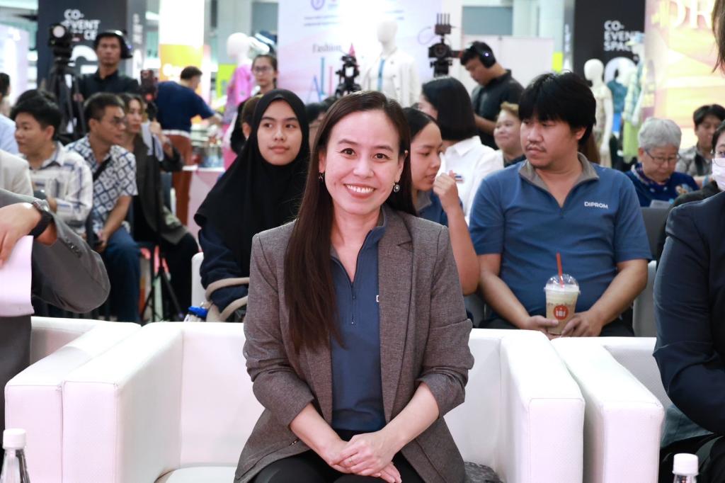 “ดีพร้อม” โชว์ผลงานอัปสกิลบุคลากรหัตถอุตสาหกรรมไทยกว่า 100 ราย พร้อมเชื่อมโยงตลาดสากลให้โตไกล หนุนไทยสู่ศูนย์กลางงานคราฟต์สู่เวทีโลก
