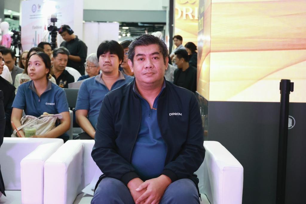 “ดีพร้อม” โชว์ผลงานอัปสกิลบุคลากรหัตถอุตสาหกรรมไทยกว่า 100 ราย พร้อมเชื่อมโยงตลาดสากลให้โตไกล หนุนไทยสู่ศูนย์กลางงานคราฟต์สู่เวทีโลก