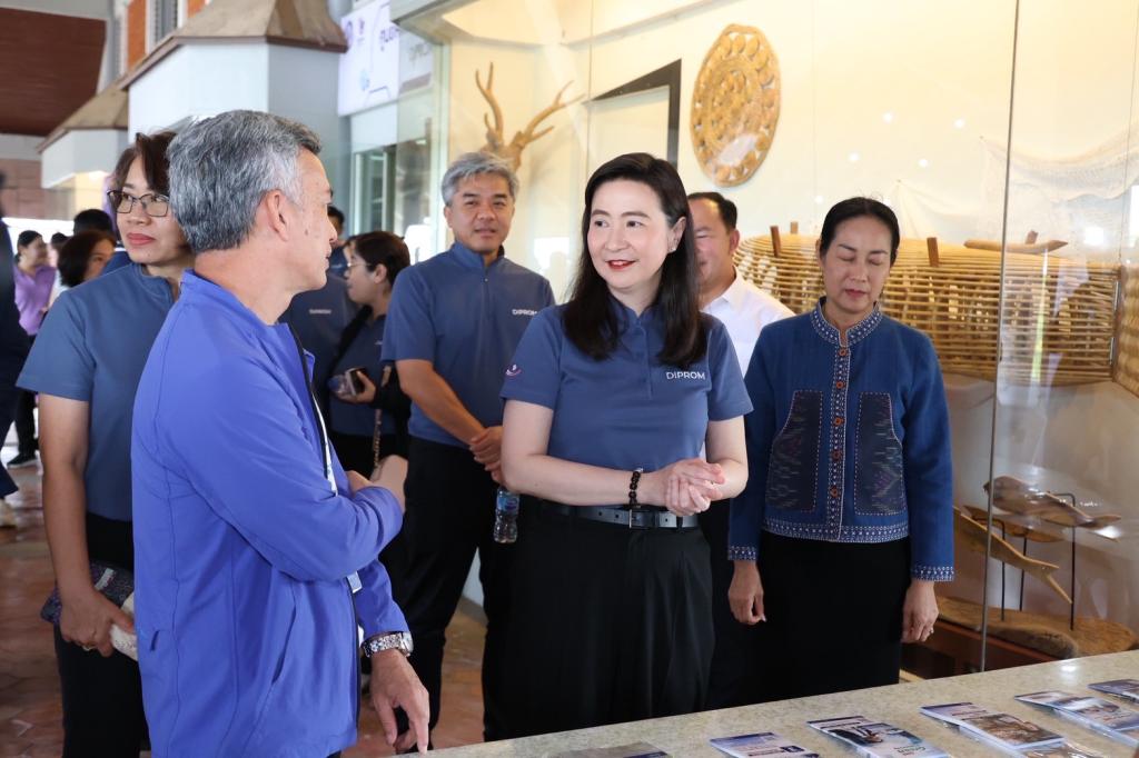 “อธิบดีณัฏฐิญา” นำทีมลงสุพรรณบุรี เปิดบ้าน DIPROM Center 8 โชว์ “ศูนย์นวัตกรรมอาหารชุมชน” ยกระดับมาตรฐาน–ทักษะ–ตลาด ดันผู้ประกอบการภาคกลางตะวันตกสู่โมเดิร์นเทรด