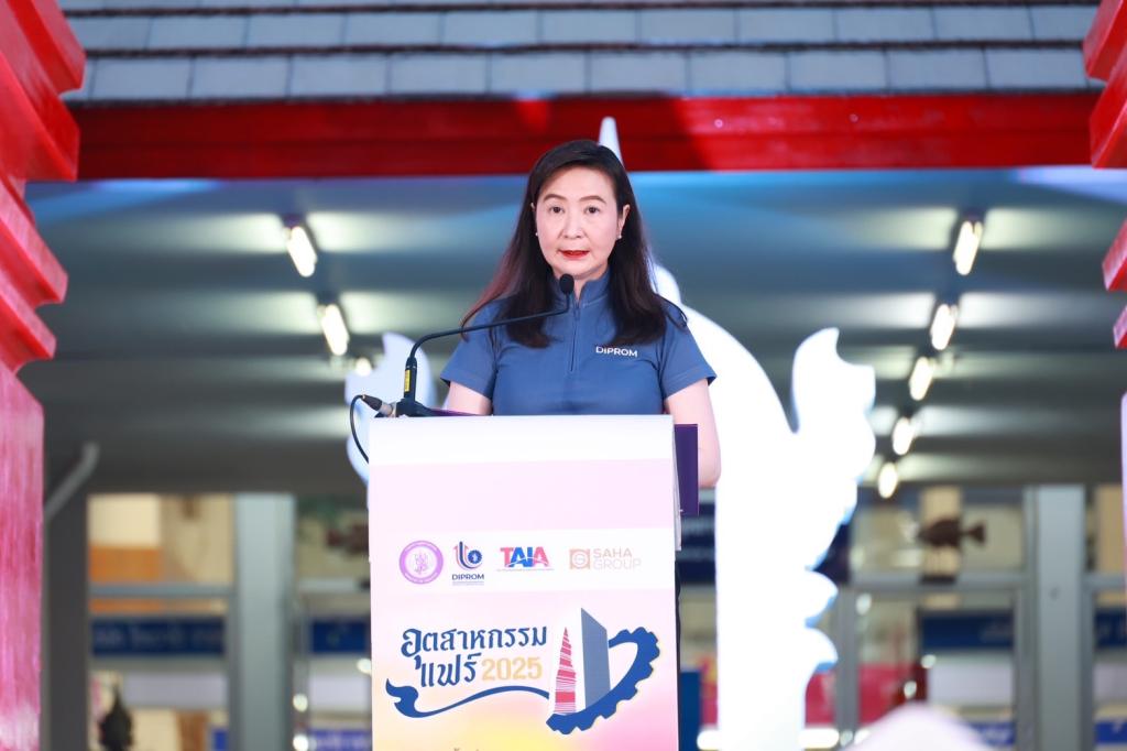 เริ่มแล้ว!! อุตสาหกรรมแฟร์ 2025 “ปลัดณัฐพล” บินตรงเมืองเขลางค์นคร นำทีม “ดีพร้อม” รวมพลังภาคเอกชน เปิดพื้นที่ DIPROM MICE CENTER เมืองรถม้า ยกทัพสินค้าคุณภาพราคาประหยัด “ช้อปเพลิน เดินฟิน เช็กอินลำปาง” เร่งบูมเศรษฐกิจปลายปีกว่า 200 ล้านบาท