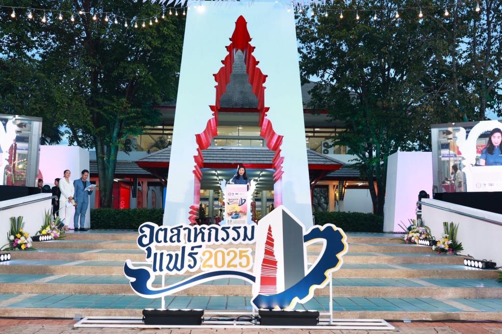 เริ่มแล้ว!! อุตสาหกรรมแฟร์ 2025 “ปลัดณัฐพล” บินตรงเมืองเขลางค์นคร นำทีม “ดีพร้อม” รวมพลังภาคเอกชน เปิดพื้นที่ DIPROM MICE CENTER เมืองรถม้า ยกทัพสินค้าคุณภาพราคาประหยัด “ช้อปเพลิน เดินฟิน เช็กอินลำปาง” เร่งบูมเศรษฐกิจปลายปีกว่า 200 ล้านบาท