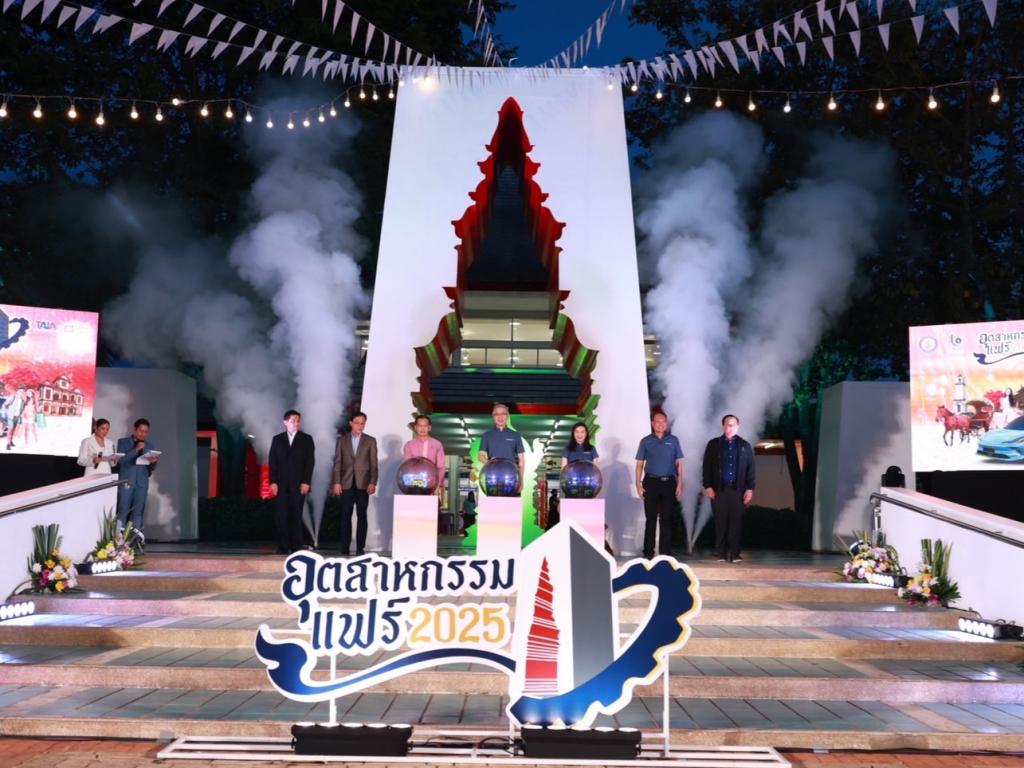 เริ่มแล้ว!! อุตสาหกรรมแฟร์ 2025 “ปลัดณัฐพล” บินตรงเมืองเขลางค์นคร นำทีม “ดีพร้อม” รวมพลังภาคเอกชน เปิดพื้นที่ DIPROM MICE CENTER เมืองรถม้า ยกทัพสินค้าคุณภาพราคาประหยัด “ช้อปเพลิน เดินฟิน เช็กอินลำปาง” เร่งบูมเศรษฐกิจปลายปีกว่า 200 ล้านบาท