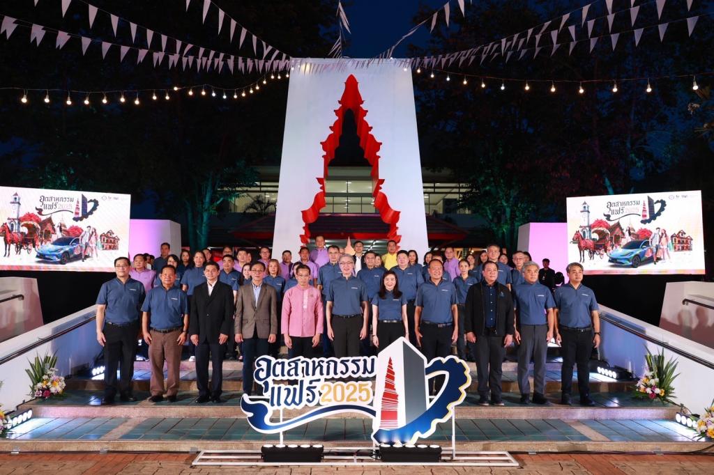 เริ่มแล้ว!! อุตสาหกรรมแฟร์ 2025 “ปลัดณัฐพล” บินตรงเมืองเขลางค์นคร นำทีม “ดีพร้อม” รวมพลังภาคเอกชน เปิดพื้นที่ DIPROM MICE CENTER เมืองรถม้า ยกทัพสินค้าคุณภาพราคาประหยัด “ช้อปเพลิน เดินฟิน เช็กอินลำปาง” เร่งบูมเศรษฐกิจปลายปีกว่า 200 ล้านบาท