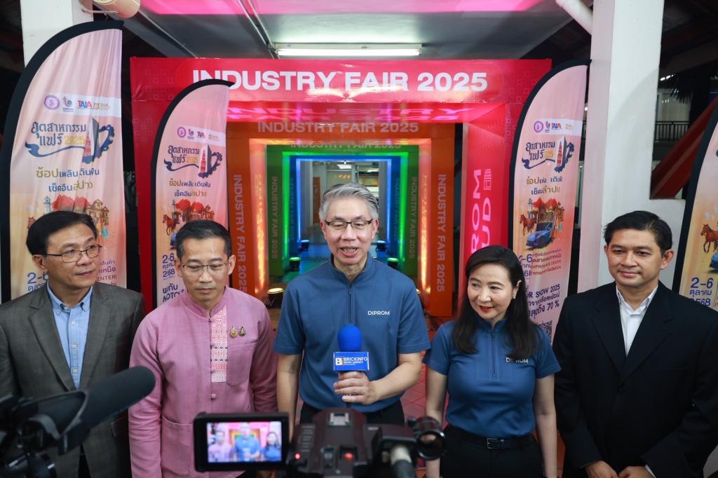 เริ่มแล้ว!! อุตสาหกรรมแฟร์ 2025 “ปลัดณัฐพล” บินตรงเมืองเขลางค์นคร นำทีม “ดีพร้อม” รวมพลังภาคเอกชน เปิดพื้นที่ DIPROM MICE CENTER เมืองรถม้า ยกทัพสินค้าคุณภาพราคาประหยัด “ช้อปเพลิน เดินฟิน เช็กอินลำปาง” เร่งบูมเศรษฐกิจปลายปีกว่า 200 ล้านบาท
