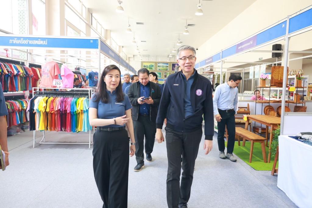 เริ่มแล้ว!! อุตสาหกรรมแฟร์ 2025 “ปลัดณัฐพล” บินตรงเมืองเขลางค์นคร นำทีม “ดีพร้อม” รวมพลังภาคเอกชน เปิดพื้นที่ DIPROM MICE CENTER เมืองรถม้า ยกทัพสินค้าคุณภาพราคาประหยัด “ช้อปเพลิน เดินฟิน เช็กอินลำปาง” เร่งบูมเศรษฐกิจปลายปีกว่า 200 ล้านบาท