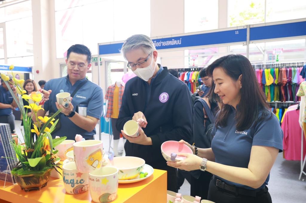 เริ่มแล้ว!! อุตสาหกรรมแฟร์ 2025 “ปลัดณัฐพล” บินตรงเมืองเขลางค์นคร นำทีม “ดีพร้อม” รวมพลังภาคเอกชน เปิดพื้นที่ DIPROM MICE CENTER เมืองรถม้า ยกทัพสินค้าคุณภาพราคาประหยัด “ช้อปเพลิน เดินฟิน เช็กอินลำปาง” เร่งบูมเศรษฐกิจปลายปีกว่า 200 ล้านบาท
