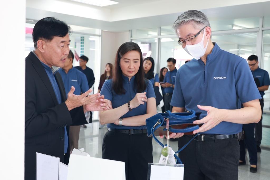 เริ่มแล้ว!! อุตสาหกรรมแฟร์ 2025 “ปลัดณัฐพล” บินตรงเมืองเขลางค์นคร นำทีม “ดีพร้อม” รวมพลังภาคเอกชน เปิดพื้นที่ DIPROM MICE CENTER เมืองรถม้า ยกทัพสินค้าคุณภาพราคาประหยัด “ช้อปเพลิน เดินฟิน เช็กอินลำปาง” เร่งบูมเศรษฐกิจปลายปีกว่า 200 ล้านบาท