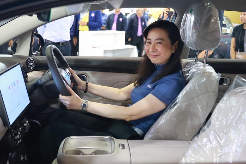 เริ่มแล้ว!! อุตสาหกรรมแฟร์ 2025 “ปลัดณัฐพล” บินตรงเมืองเขลางค์นคร นำทีม “ดีพร้อม” รวมพลังภาคเอกชน เปิดพื้นที่ DIPROM MICE CENTER เมืองรถม้า ยกทัพสินค้าคุณภาพราคาประหยัด “ช้อปเพลิน เดินฟิน เช็กอินลำปาง” เร่งบูมเศรษฐกิจปลายปีกว่า 200 ล้านบาท
