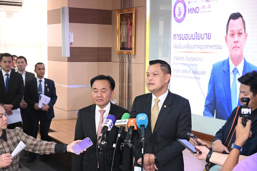 “ดีพร้อม” เข้าร่วมประชุมรับมอบนโยบาย “ธนกร” ชู 4 โมเดล “ฝ่า-ฟัน-ดึง-ดัน” ด้าน “จ่าเอก ยศสิงห์” ย้ำ ลุยงานเต็ม 120 วัน “ปิดเร็ว-เปิดเร็ว-พึ่งพาได้” ร่วมขับเคลื่อนอุตสาหกรรมไทยก้าวสู่อนาคตอย่างยั่งยืน
