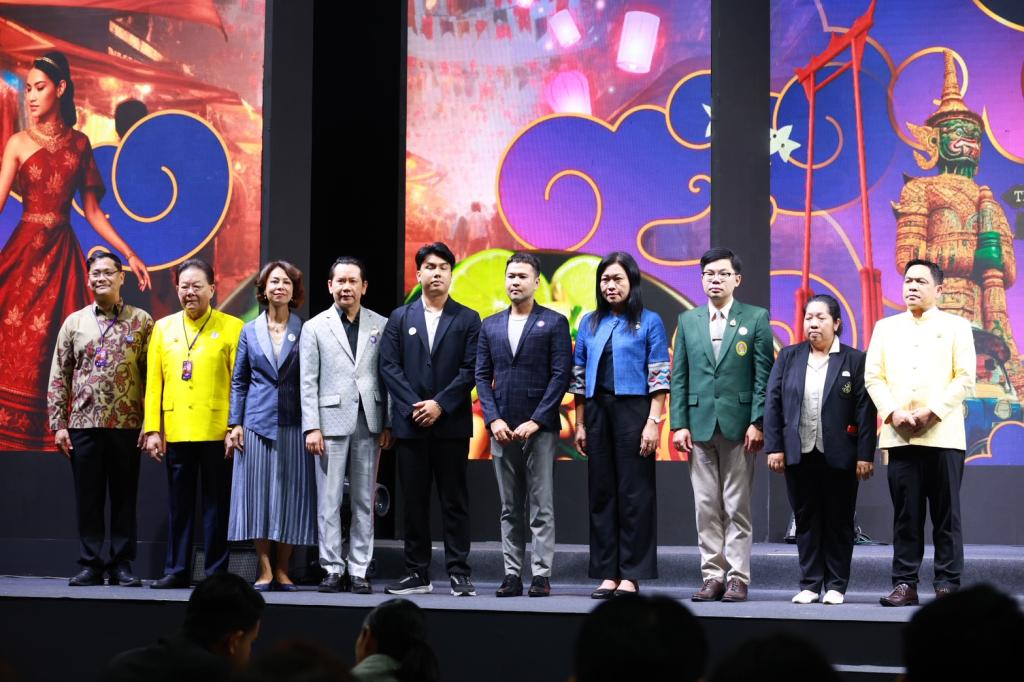 “รมว.ธนกร” เปิดงาน “มหกรรมดีพร้อมเสน่ห์ไทย” ปลุกกระแสซอฟต์พาวเวอร์ไทยรวมพลังอาหาร–แฟชั่น–ศิลป์ไทยสู่อุตสาหกรรมสร้างสรรค์โลก