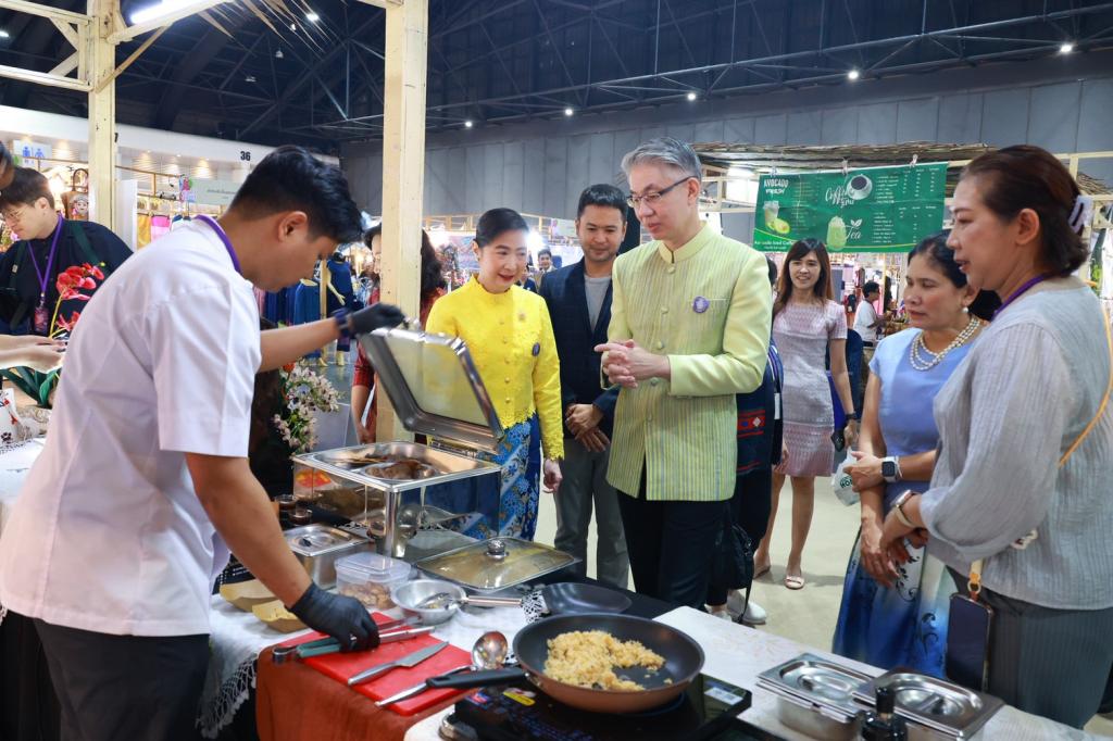 “รมว.ธนกร” เปิดงาน “มหกรรมดีพร้อมเสน่ห์ไทย” ปลุกกระแสซอฟต์พาวเวอร์ไทยรวมพลังอาหาร–แฟชั่น–ศิลป์ไทยสู่อุตสาหกรรมสร้างสรรค์โลก