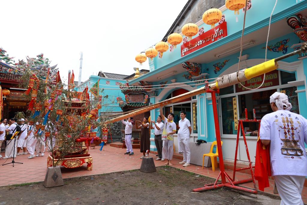 “ธนกร” นำทีม ก.อุตฯ เปิด Phuket Veggie & Vogue Fair 2025 ดันนวัตกรรมอาหาร–แฟชั่นเจภูเก็ต สร้างมูลค่าเพิ่ม สู่เทศกาลระดับโลก ร่วมพิธียกเสาโกเต้ง สืบสานประเพณีถือศีลกินผัก 134 ปี คาดเงินสะพัดกว่า 15,000 ล้านบาท