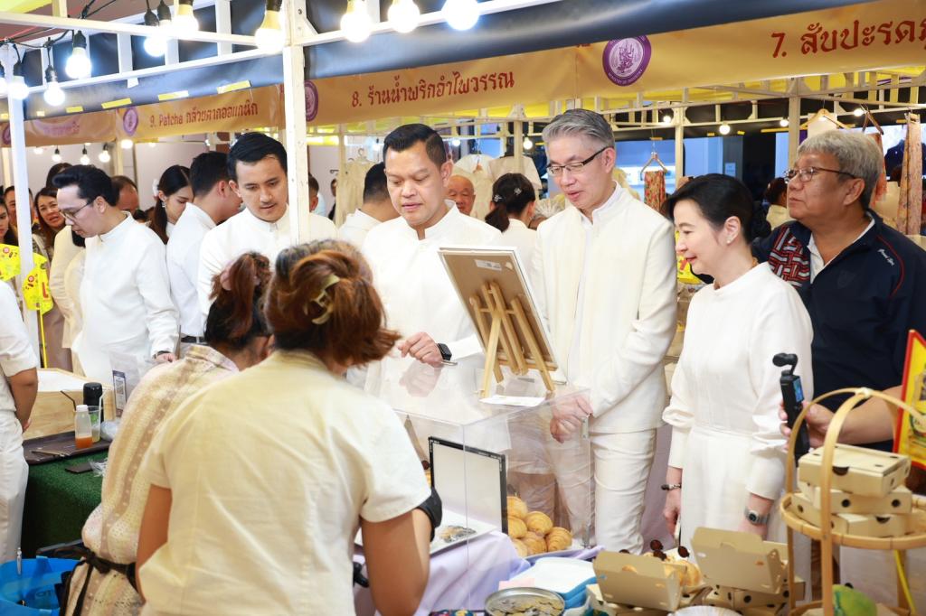 “ธนกร” นำทีม ก.อุตฯ เปิด Phuket Veggie & Vogue Fair 2025 ดันนวัตกรรมอาหาร–แฟชั่นเจภูเก็ต สร้างมูลค่าเพิ่ม สู่เทศกาลระดับโลก ร่วมพิธียกเสาโกเต้ง สืบสานประเพณีถือศีลกินผัก 134 ปี คาดเงินสะพัดกว่า 15,000 ล้านบาท