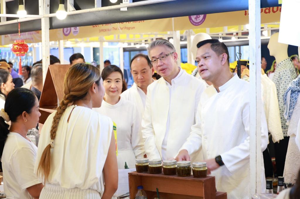 “ธนกร” นำทีม ก.อุตฯ เปิด Phuket Veggie & Vogue Fair 2025 ดันนวัตกรรมอาหาร–แฟชั่นเจภูเก็ต สร้างมูลค่าเพิ่ม สู่เทศกาลระดับโลก ร่วมพิธียกเสาโกเต้ง สืบสานประเพณีถือศีลกินผัก 134 ปี คาดเงินสะพัดกว่า 15,000 ล้านบาท