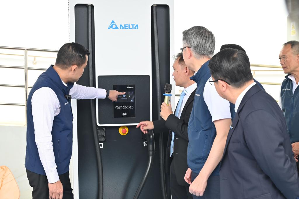 รมว.ธนกร เยี่ยมชม ATTRIC ชูไทยเป็นศูนย์กลางยานยนต์และยางล้อระดับโลก
