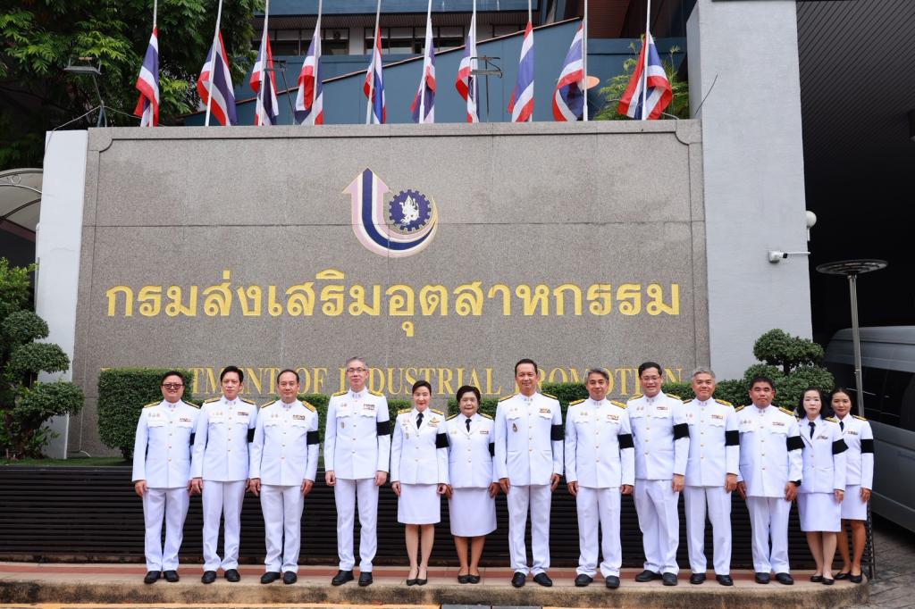 กระทรวงอุตสาหกรรม จัดพิธีบำเพ็ญกุศลปัณรสมวาร ครบ 15 วันในการเสด็จสวรรคต เพื่ออุทิศถวายเป็นพระราชกุศลแด่สมเด็จพระนางเจ้าสิริกิติ์ พระบรมราชินีนาถ พระบรมราชชนนีพันปีหลวง พระผู้เสด็จสู่สวรรคาลัย