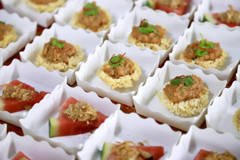 “รมว.ธนกร” สั่งการ กระทรวงอุตฯ เสริมแกร่งภาคอุตสาหกรรม ดีพร้อม รับลูกต่อเร่งคลอดมาตรการ “ดีพร้อมเสิร์ฟ” (DIPROM Serve) เสิร์ฟงานไว – เงินไว สู่ประชาชน สร้างวัคซีนให้ SMEs ไทย กระตุ้นเศรษฐกิจระยะสั้น คาดสร้างมูลค่าเศรษฐกิจกว่า 4,600 ล้านบาท