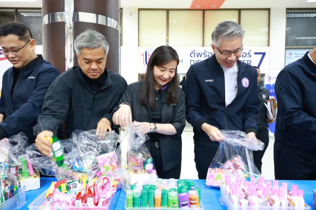 “รมว.ธนกร” นำคณะผู้บริหาร ลงพื้นที่ศูนย์อุตสาหกรรมรวมใจฯ ณ DIPROM Center 7 จ.อุบลราชธานี สั่งการ “ดีพร้อม” เปิดศูนย์พักพิง ร่วมลำเลียงสิ่งของจำเป็น หนุนภารกิจทหารแนวหน้า ช่วยผู้ประสบภัยชายแดนไทย-กัมพูชา เตรียมเยียวยาผู้ประกอบการที่ได้รับผลกระทบ