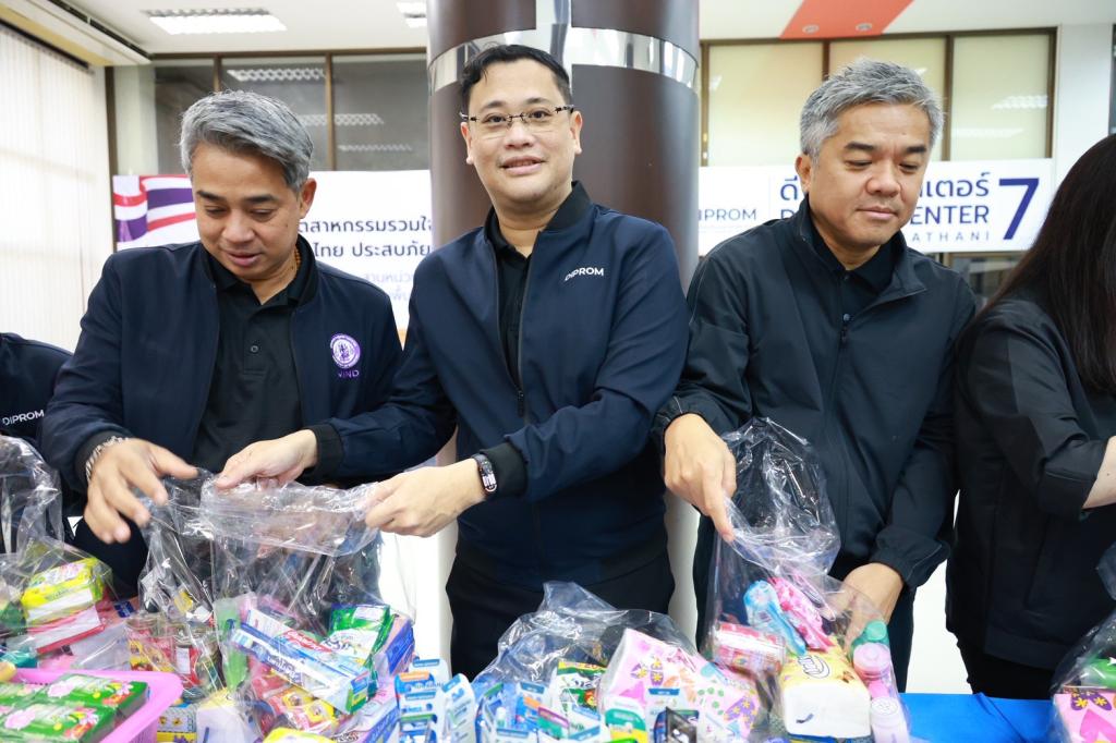 “รมว.ธนกร” นำคณะผู้บริหาร ลงพื้นที่ศูนย์อุตสาหกรรมรวมใจฯ ณ DIPROM Center 7 จ.อุบลราชธานี สั่งการ “ดีพร้อม” เปิดศูนย์พักพิง ร่วมลำเลียงสิ่งของจำเป็น หนุนภารกิจทหารแนวหน้า ช่วยผู้ประสบภัยชายแดนไทย-กัมพูชา เตรียมเยียวยาผู้ประกอบการที่ได้รับผลกระทบ